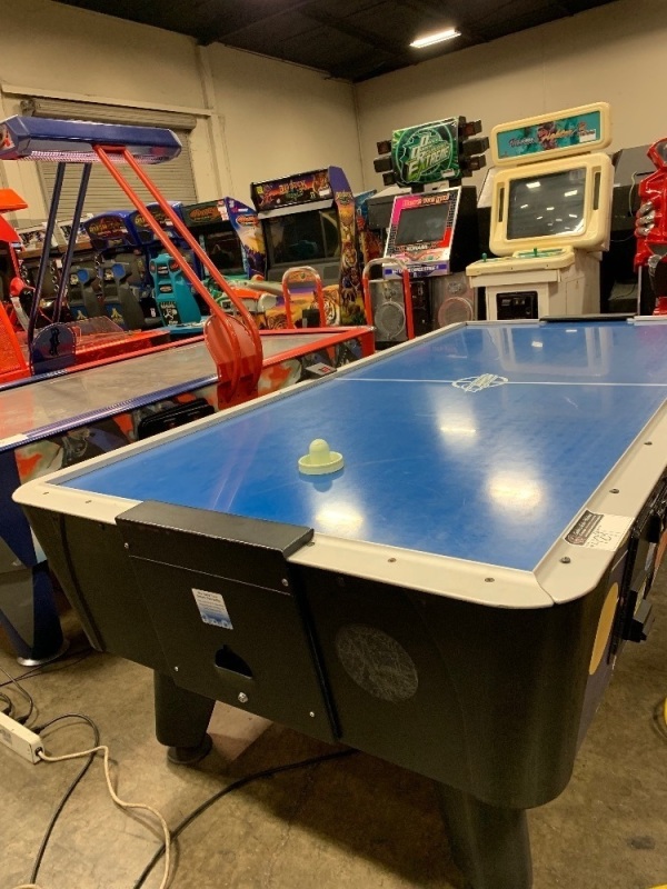 AIR HOCKEY DYNAMO BEST SHOT! BLUE TOP W/ TABLE SCORING