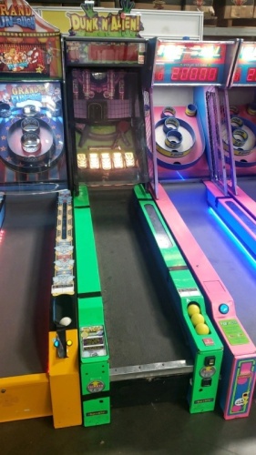 DUNK-N-ALIEN ALLEY ROLLER TICKET REDEMPTION GAME ICE