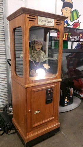 THE FORTUNE TELLER NOVELTY VEND KIOSK