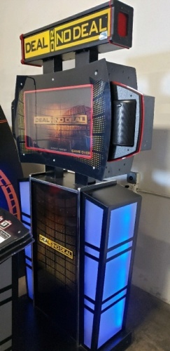 DEAL OR NO DEAL DELUXE ARCADE GAME W/ SEAT AND FLOOR