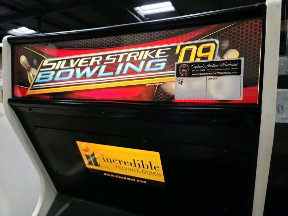 SILVER STRIKE BOWLING '09 UPRIGHT SPORTS ARCADE GAME