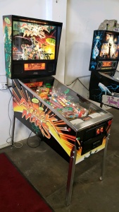 ATTACK FROM MARS ORIGINAL PINBALL MACHINE BALLY 1995