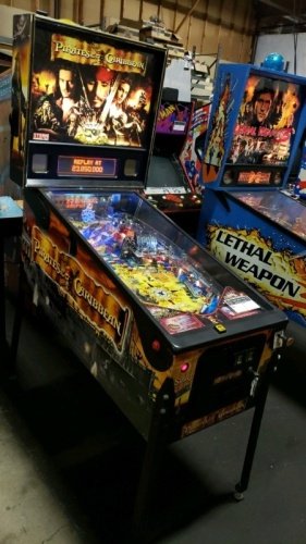 PIRATES OF THE CARIBBEAN PINBALL MACHINE STERN INC