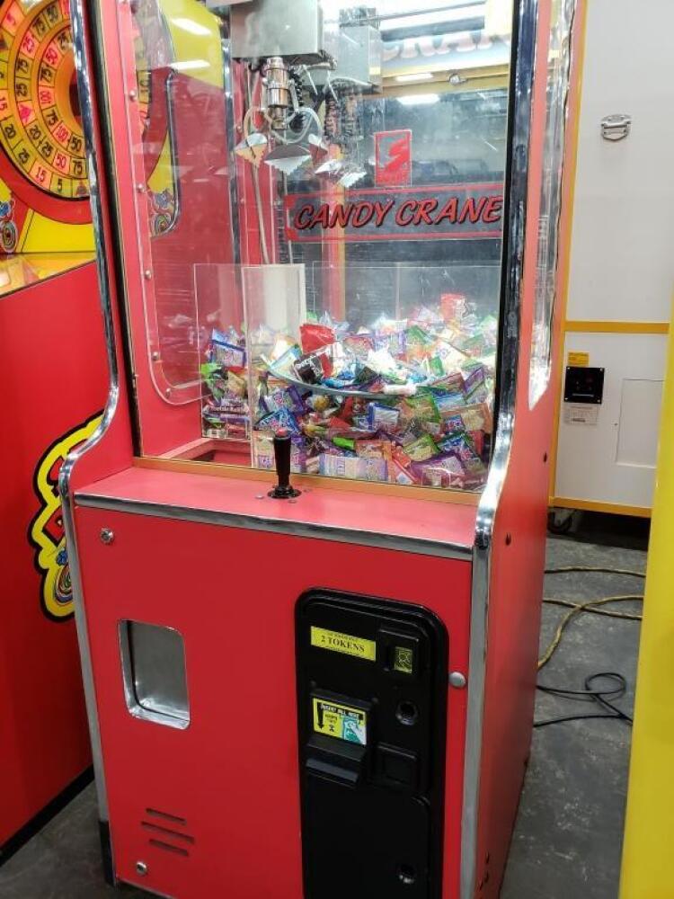 CANDY CRANE RED CLEAN SWEEP CRANE MACHINE
