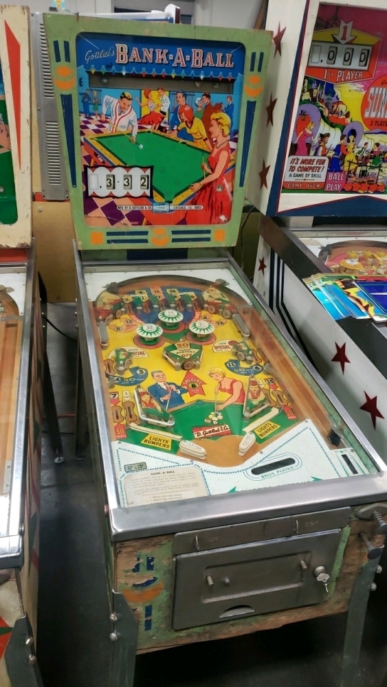 BANK-A-BALL WEDGE HEAD PINBALL MACHINE GOTTLIEB 1965